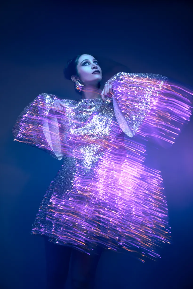 Maternity fashion con abito luminoso e luce viola
